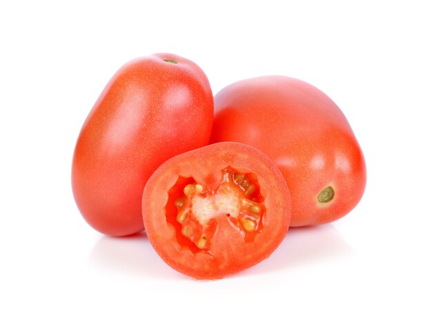 Tomaten die op witte achtergrond worden geïsoleerd.