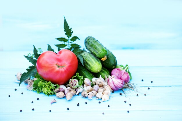 Tomaten en komkommers, groene salade en knoflook