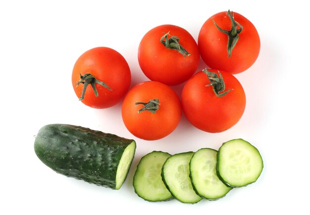 Tomaten en komkommers isoleren bovenaanzicht