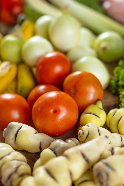 Tomaten en meer groenten op een keukentafel