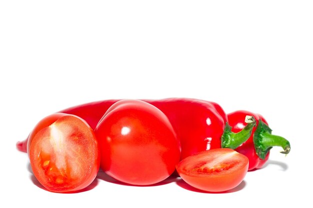 Tomaten en peper Ramiro geïsoleerd op een witte achtergrond met uitknippad Volledige scherptediepte