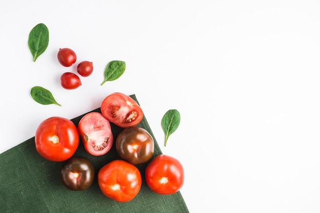 Foto tomaten en spinazie op servet