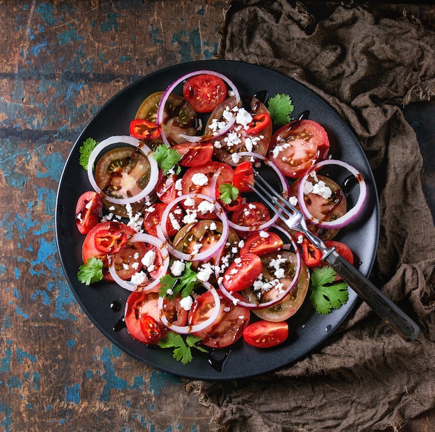 Tomaten en uiensalade