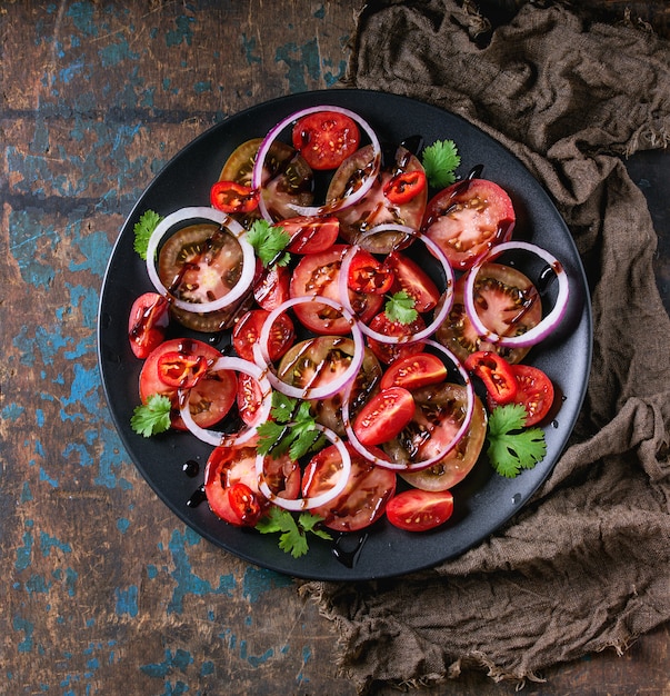 Tomaten en uiensalade