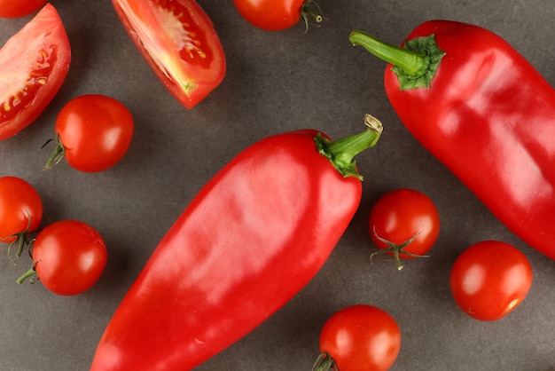 Tomaten en zoete rode paprika rode groenten