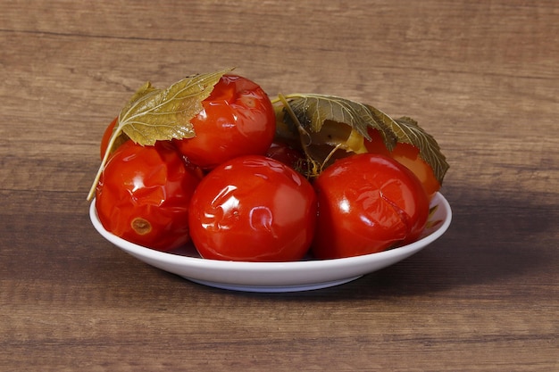 Tomaten fermentatie schotels potten conservering Afbeelding van rode ingeblikte tomaten op een schotel