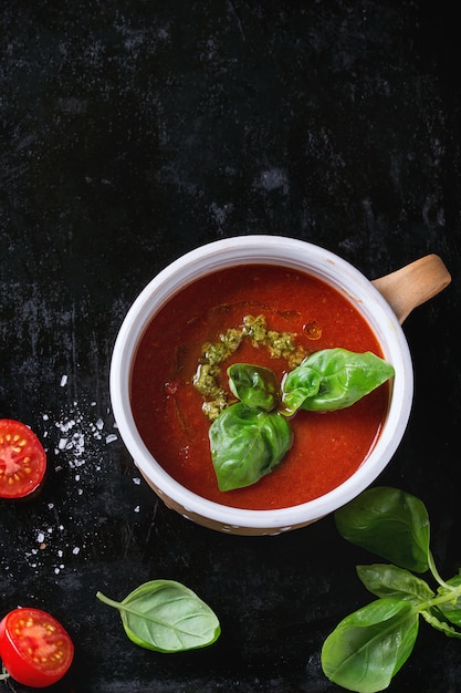 Tomaten gazpacho soep met pesto