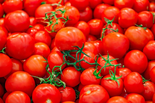 Tomaten geheel in bulk op selectieve focus van de supermarkt