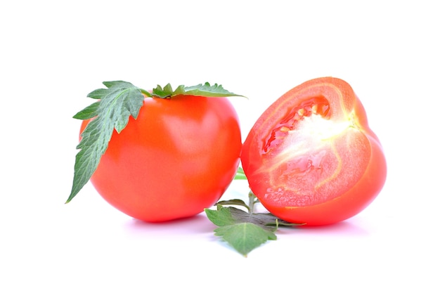 Tomaten geïsoleerd op wit