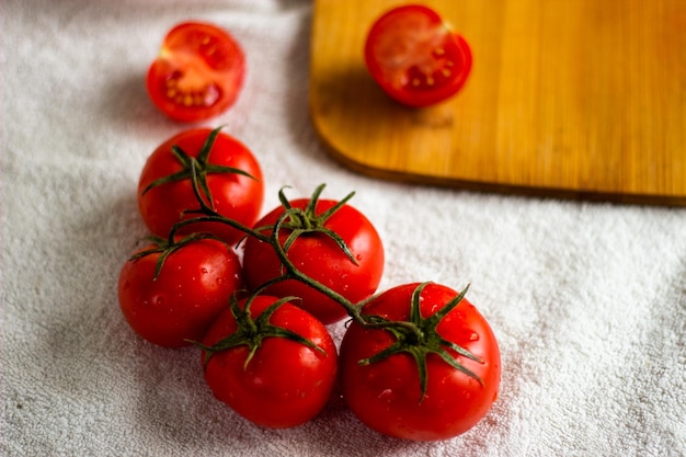 tomaten gesneden op een plank