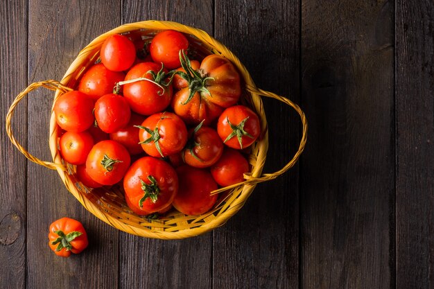 Tomaten geteeld in een moestuin in een rieten mand op een houten tafel