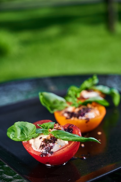 Tomaten gevuld met kaas, pijnboompitten en pestosaus