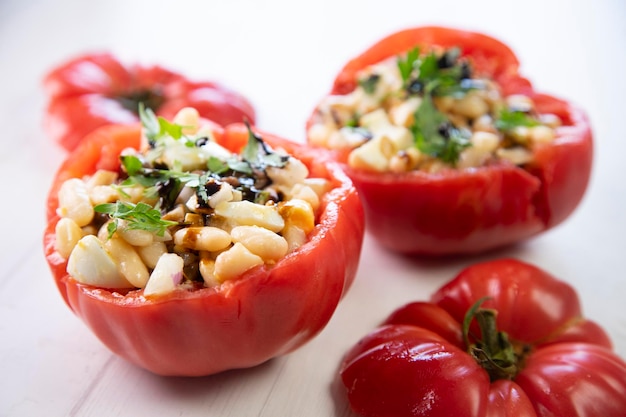 Tomaten gevuld met witte bonen en ansjovis Traditionele Spaanse tapa