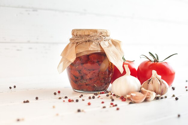 Tomaten in de pot. Zelfgemaakte zongedroogde tomaten. tijdelijke sluiting. Zomer en herfst ingeblikt voedsel. conserveren met kruiden en groenten.