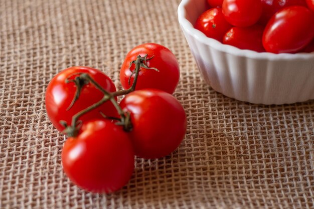 Tomaten in een witte kom en op een strotafel