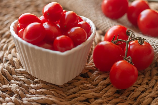 Tomaten in een witte kom en op een strotafel