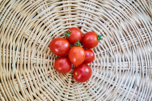 Tomaten in rieten mand