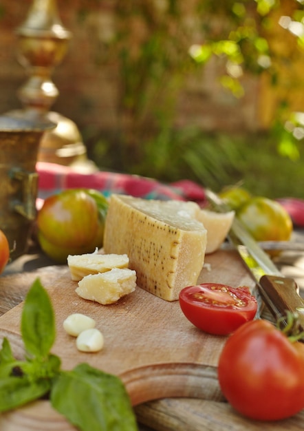 Tomaten knoflook basilicum en kaas parmigiano op een oude authentieke tafel