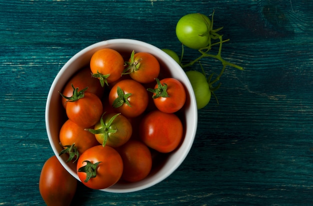 Tomaten, knoflook op een houten oppervlak.