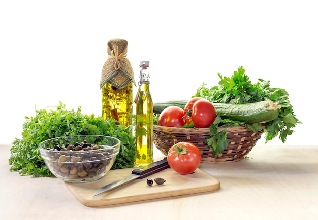 Tomaten komkommers groen en wilde olijven voor salade op tafel close-up