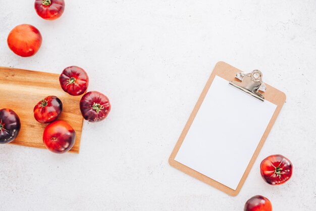 Tomaten Mar Azul op witte houten lijstachtergrond