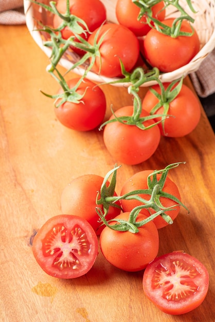 Tomaten mooie details van verse rode tomaten op takken over rustieke hout selectieve focus