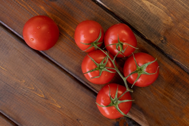 Tomaten op een bruine houten tafel