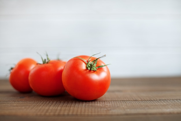 Tomaten op een houten tafel.