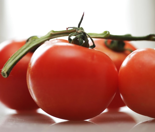 Tomaten op een tak