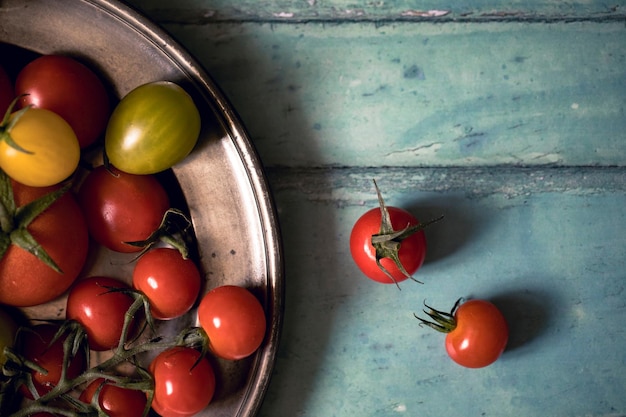 Tomaten op een tinnen bord