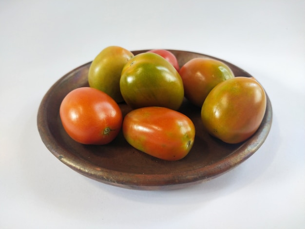 Tomaten op een traditionele kleiplaat