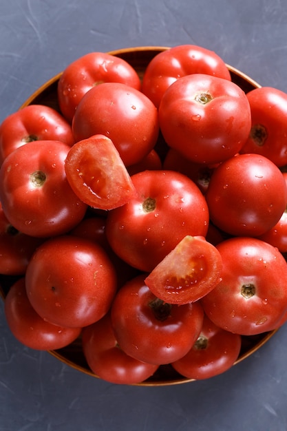 tomaten op grijze achtergrond