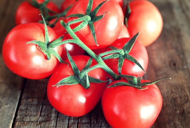 Tomaten op houten achtergrond