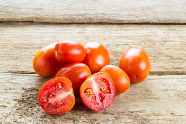 Tomaten op houten achtergrond