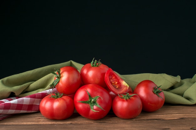 Tomaten op houten achtergrond