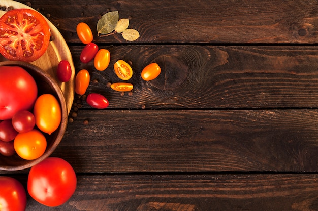 Tomaten op houten lijstachtergrond, hoogste mening