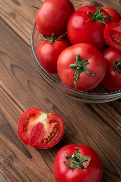 Tomaten op houten tafel