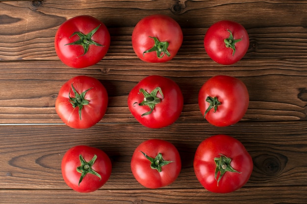 Tomaten op houten