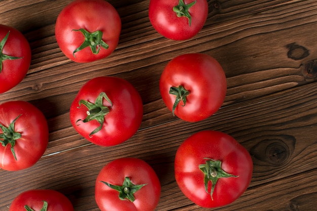 Tomaten op houten