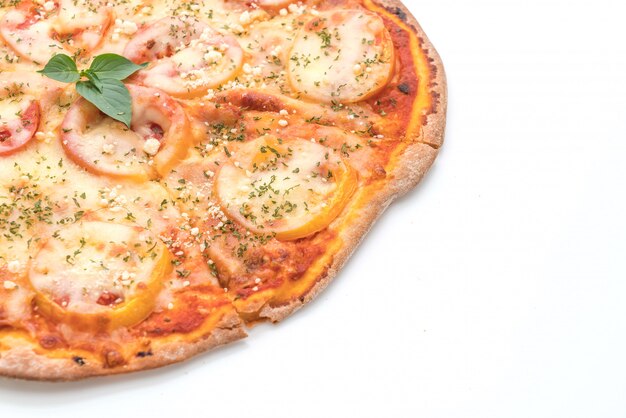 Tomaten pizza geïsoleerd op witte achtergrond