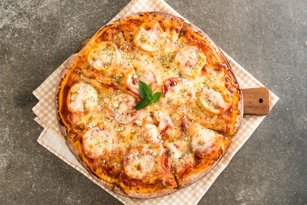 tomaten pizza op tafel