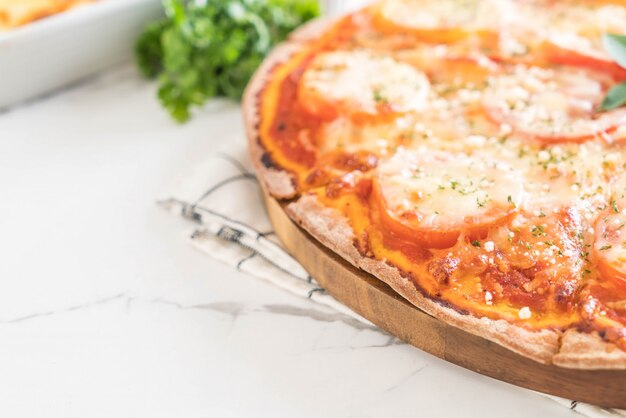 tomaten pizza op tafel