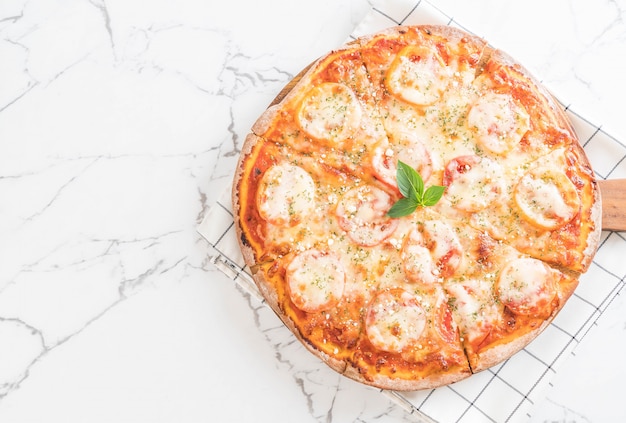 tomaten pizza op tafel