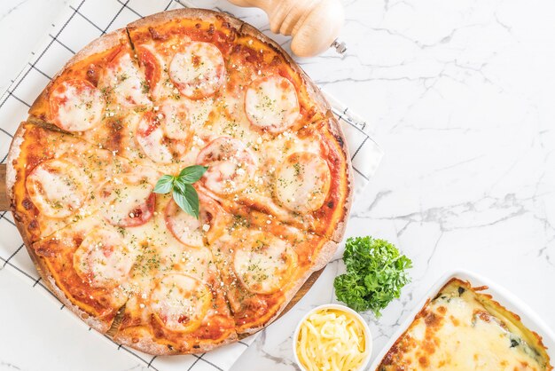 tomaten pizza op tafel