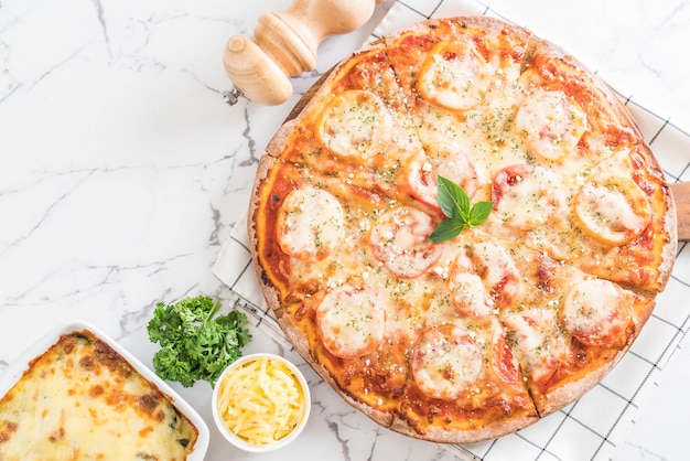 tomaten pizza op tafel