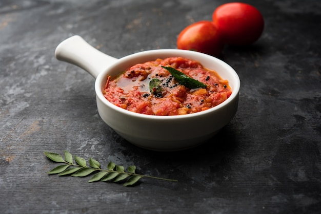 Tomaten sabzi of tamatar chutney of saus, geserveerd in een kom. selectieve focus