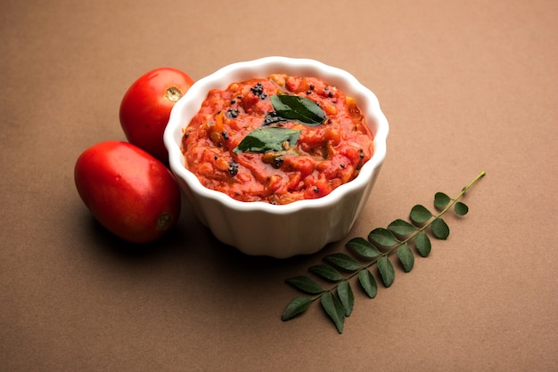 Tomaten sabzi of tamatar chutney of saus, geserveerd in een kom. selectieve focus