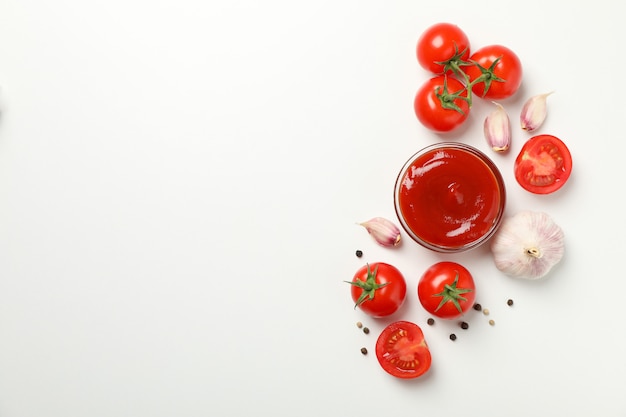 Tomaten, saus en ingrediënten op een witte achtergrond, bovenaanzicht