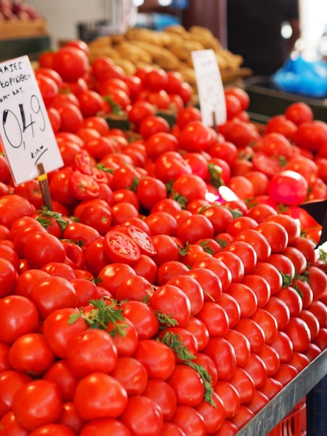 Foto tomaten te koop op de marktstand