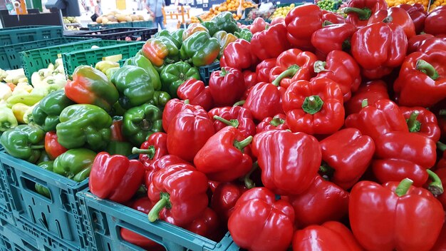 Foto tomaten te koop op de marktstand